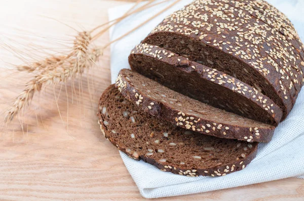 Pane Segale Affettato Appena Sfornato Fondo Legno — Foto Stock