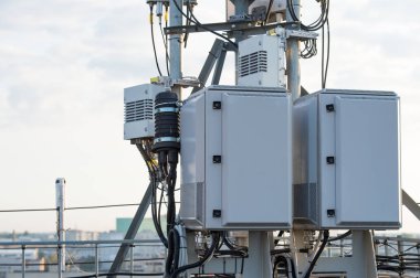 telekomünikasyon ağları için anten besleyicisi olan yüksek frekanslı ekipman
