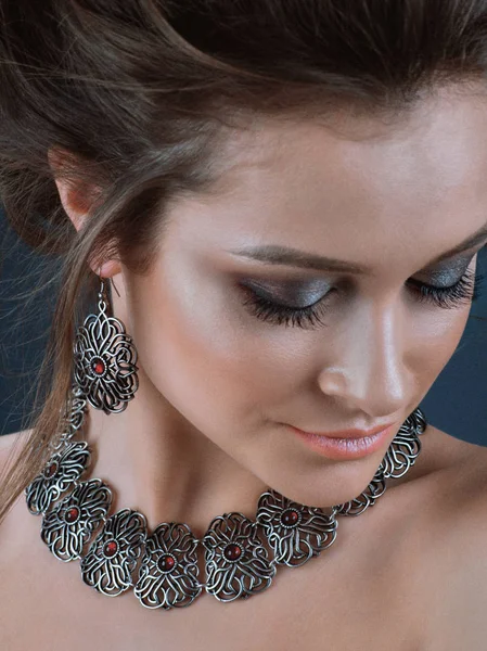 Retrato Jovem Mulher Bonita Com Cabelos Castanhos Pele Fresca Usando — Fotografia de Stock