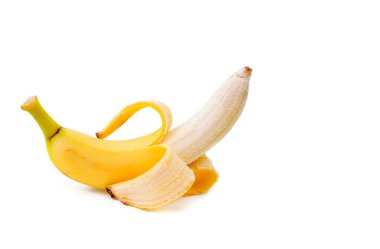 Kısmen beyaz arka plan üzerinde izole sarı muz soyulmuş