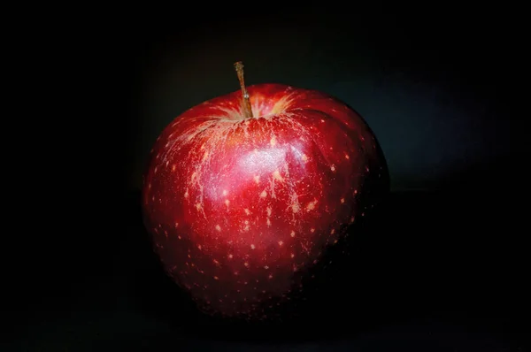 Κόκκινο Φρέσκο Μήλο Μαύρο Φόντο — Φωτογραφία Αρχείου