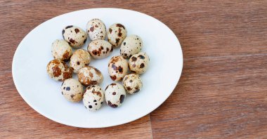 beyaz bir tabağa üstten görünüm çiğ Bıldırcın yumurta