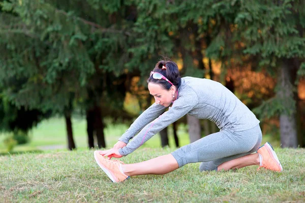 Fitnessfrau Streckt Ihr Bein Zum Aufwärmen Freien — Stockfoto