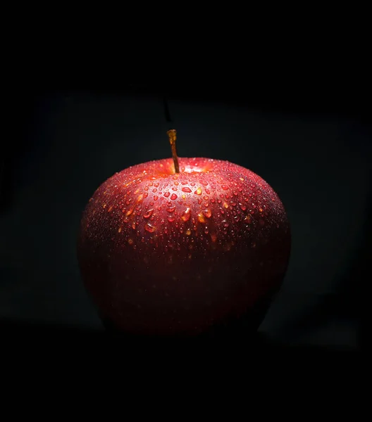 Pomme Rouge Fraîche Avec Gouttelettes Eau Sur Fond Noir Avec — Photo