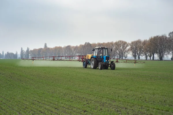 Ackerschlepper Die Agrochemie Oder Agrochemie Über Junge Getreidefelder Sprühen Beziehen — Stockfoto