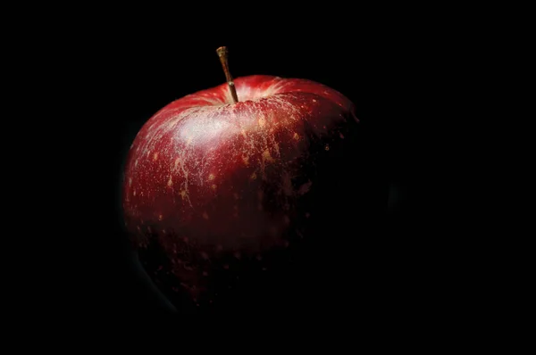 Κόκκινο Μήλο Μαύρο Φόντο — Φωτογραφία Αρχείου