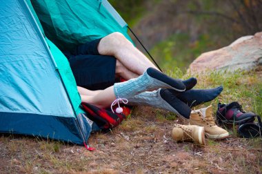 İki kişi bir çadırda yalan metrelik. Kamp, seyahat, turizm, zam ve insanlar kavramı.
