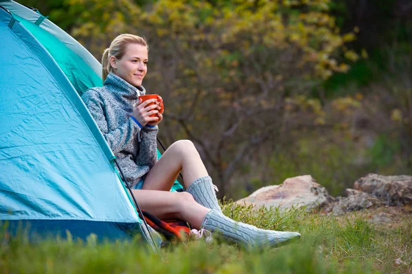 Reisendes Mädchen Mit Einer Tasse Tee Der Nähe Eines Zeltes — Stockfoto