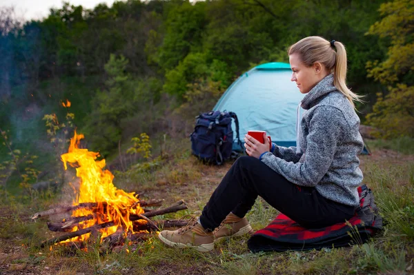 Woman Traveler Resting Fire Background Tent His Footpath Mountains Forest — Stock Photo, Image