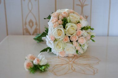 Düğün yaka çiçeği ve buket. Gelin ve damat aksesuarları