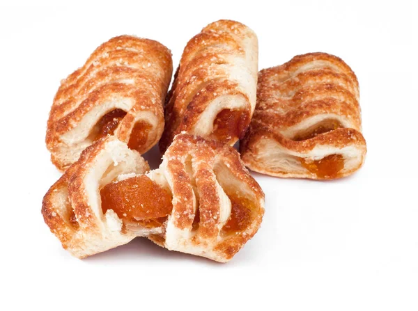 Beyaz Arka Plan Üzerinde Izole Apple Kayısı Reçelli Puf Böreği — Stok fotoğraf