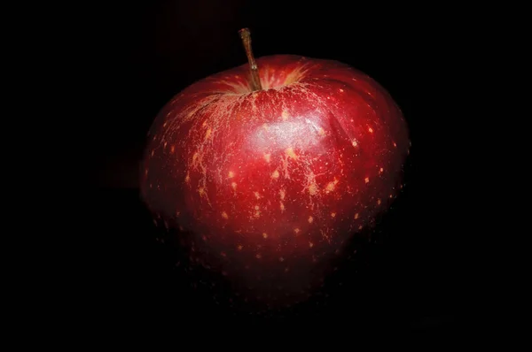 Pomme Rouge Avec Des Gouttes Sur Fond Noir — Photo