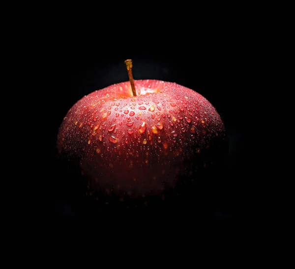 Frischer Roter Apfel Mit Wassertropfen Vor Schwarzem Hintergrund Mit Platz — Stockfoto