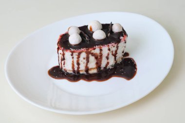 Hindistan cevizi ve beyaz plaka üzerinde Çikolata kahve kek