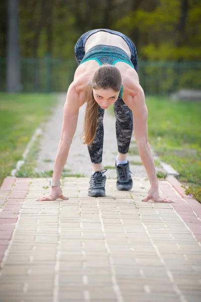 Leichtathletin Steht Tief Stadionweg Beginn Einer Neuen Lebensgewohnheit Läufer Bereit — Stockfoto