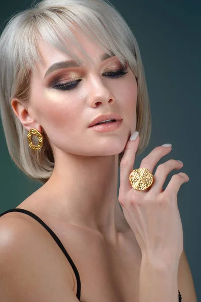 Retrato Uma Bela Jovem Mulher Elegante Penteado Elegante Maquiagem Leve — Fotografia de Stock