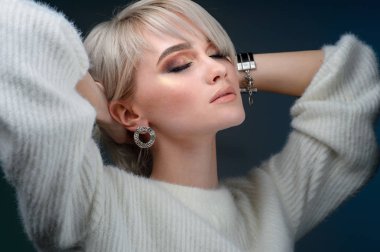 Güzel kadın onu takı aksesuar giyim moda kavramı içinde kapalı gösteren