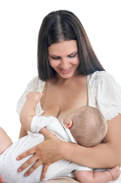 Portret gelukkig lachend moeder borst voeden haar baby in witte r — Stockfoto