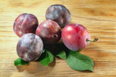 Olgun erikler ahşap arka planda