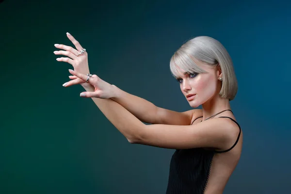 Carino giovane donna modello di moda con collana di gioielli su grigio B — Foto Stock