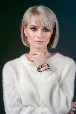 Bileklik ve küpe ile genç güzellik modeli. Kuyumcu ve acc