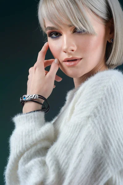 Elegante vrouw met avond make-up. Sieraden en schoonheid. Mode — Stockfoto