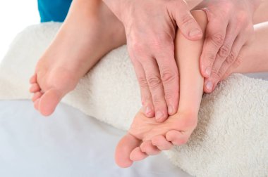 Doktor-ayak hastalıkları uzmanı muayene yapar ve masaj Pat