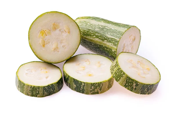 Frische Zucchini in Scheiben geschnitten isoliert auf weißem Hintergrund — Stockfoto