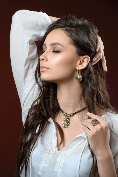 Necklace and earring on young woman. Beautiful model with perfec — Stock Photo, Image