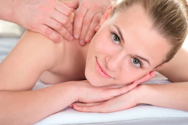 Homem terapeuta massageando ombro e braços femininos. Spa relaxante p — Fotografia de Stock