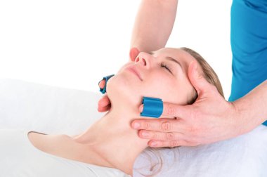  kadın bir yüz masajı prosedürü geçiyor