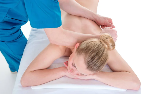 Terapista dare massaggio alla schiena per l'uomo contro il dolore evidenziato — Foto Stock