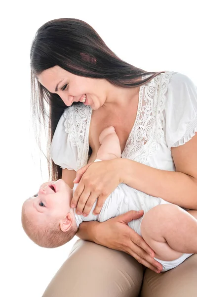 Jonge moeder borstvoeding haar baby, het kind wordt gespeeld en doe — Stockfoto