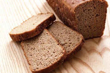 Ahşap arka plan izolasyon üzerinde siyah ekmek çavdar