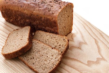 Çavdar ekmeği ahşap arka plan üzerine dilimlenmiş