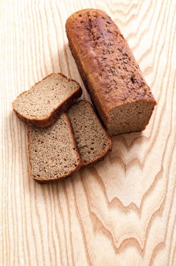 Kesme tahtası üzerinde dilimlenmiş çavdar ekmeği Üst görünüm closeup