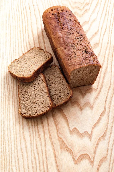 Nakrájený žitný chléb na řezací desce nahoře zobrazit zaostřená — Stock fotografie