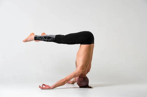Homme faisant de l'exercice de yoga — Photo