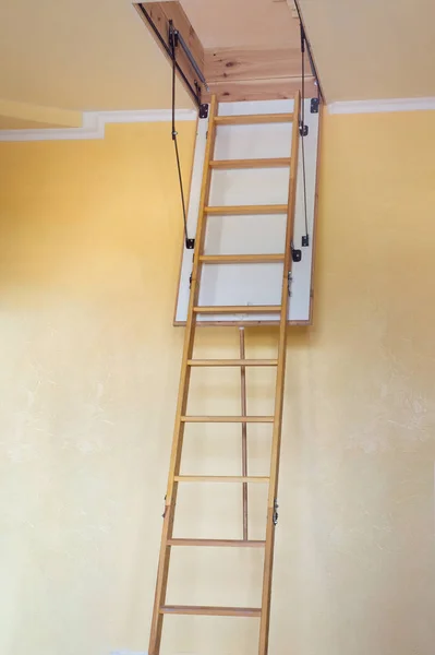 Escalera de madera al ático en una casa moderna vacía — Foto de Stock