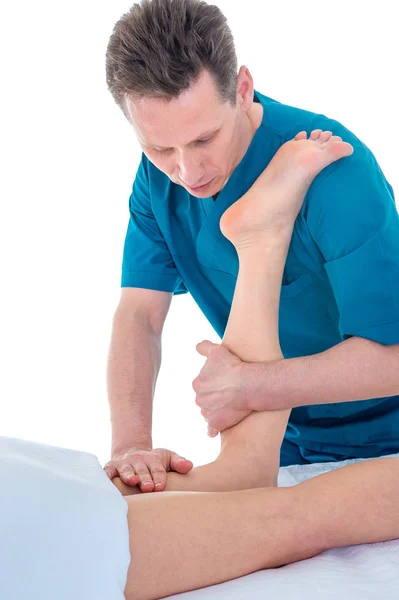Fizioterápiás, masszírozó a beteg lábát a fiziotherap — Stock Fotó