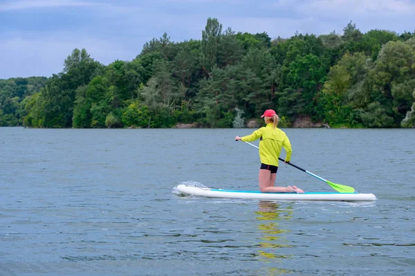 SUP Stand up paddle board concept - Jolie, jeune femme paddle b — Photo