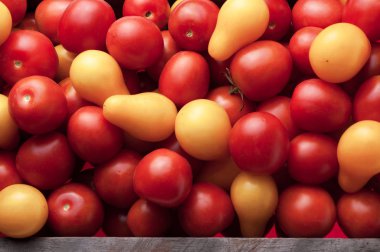 ahşap kutusunda taze, olgun domates üst görünümü. Close