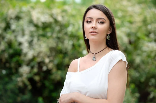 Hermosa Mujer Con Maquillaje Moda Mujer Moda Con Joyas —  Fotos de Stock