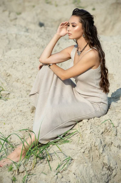 Молодая Красивая Девушка Сидит Песке Моря — стоковое фото