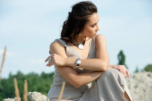 Jovem Mulher Com Jóias Prata Elegante Sentado Areia — Fotografia de Stock