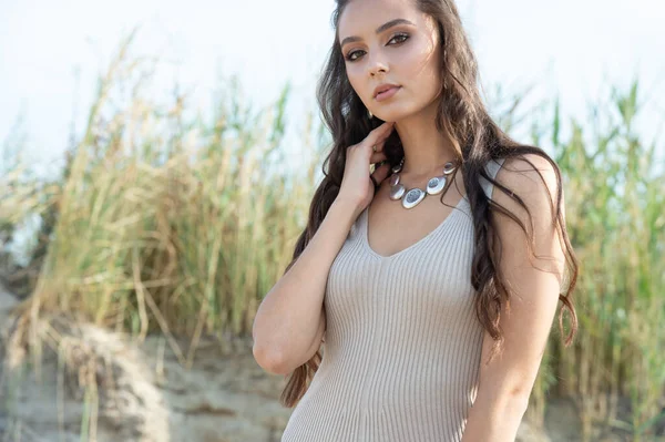 Stylowa Atrakcyjna Kobieta Pozująca Pustynnym Piasku Ubrana Lekką Odzież Zachodzie — Zdjęcie stockowe