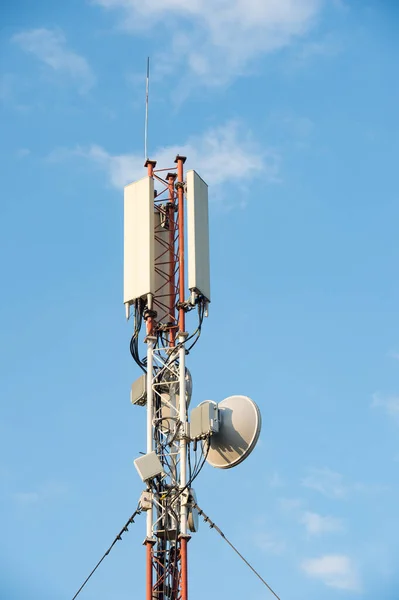 Sektor Kierunkowa Antena Telefonii Komórkowej Wieży Nad Niebieskim Tle Nieba — Zdjęcie stockowe