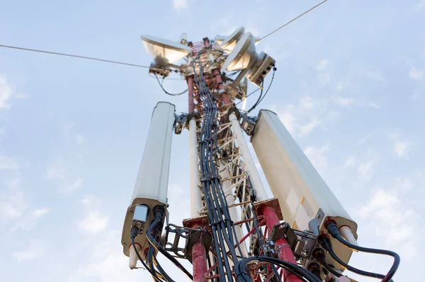 System Mikrofalowy Bezprzewodowa Antena Komunikacyjna Jasnym Niebem Wieża Telekomunikacyjna Antenami — Zdjęcie stockowe