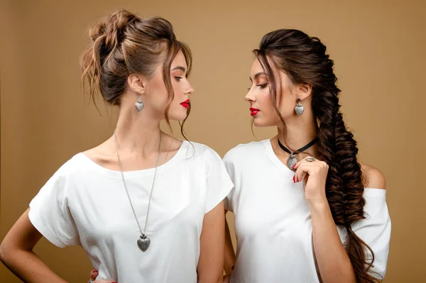 Retrato Estudio Moda Dos Hermosas Mujeres Con Collar Plata Moda —  Fotos de Stock