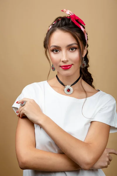 Modieuze Vrouw Luxe Zilveren Sieraden Poseren Studio Geïsoleerd Gele Achtergrond — Stockfoto